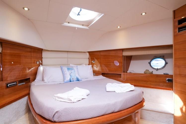 Yacht_Noe_05.jpg 2nd Bedroom, bed, pillows, towels, windows, lamp