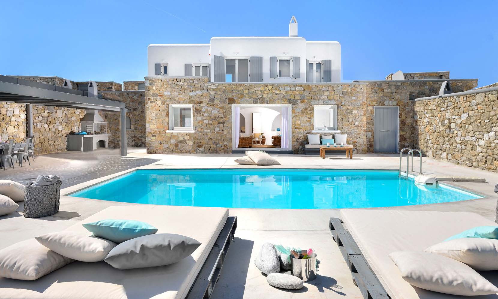 Villa Mocoud with its outdoor pool