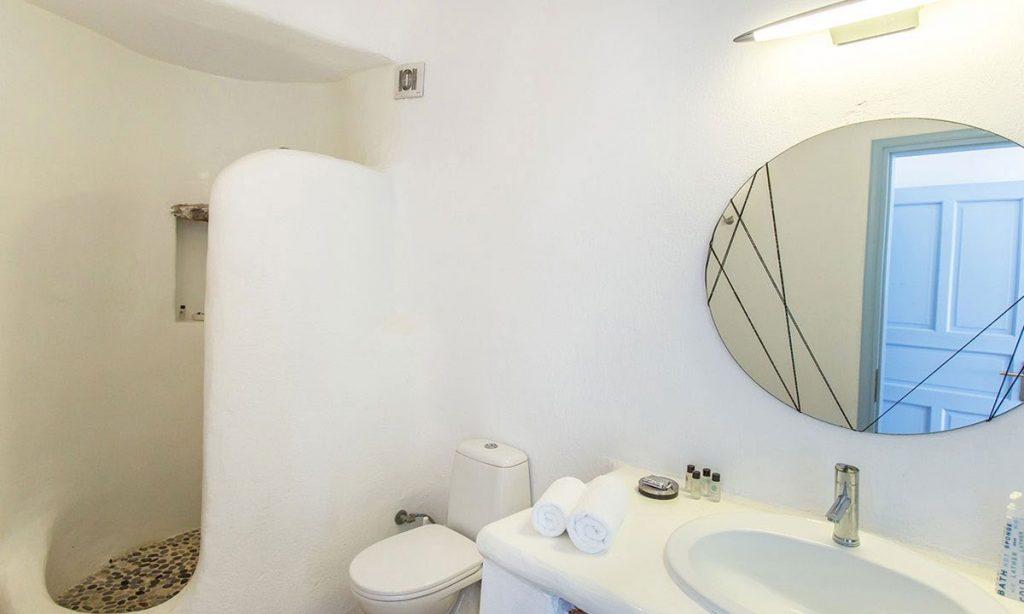 white minimal style luxurious bathroom with mirror and bathroom amenities