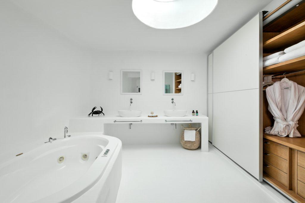 white wall bathroom perfect for bathing and cleaning