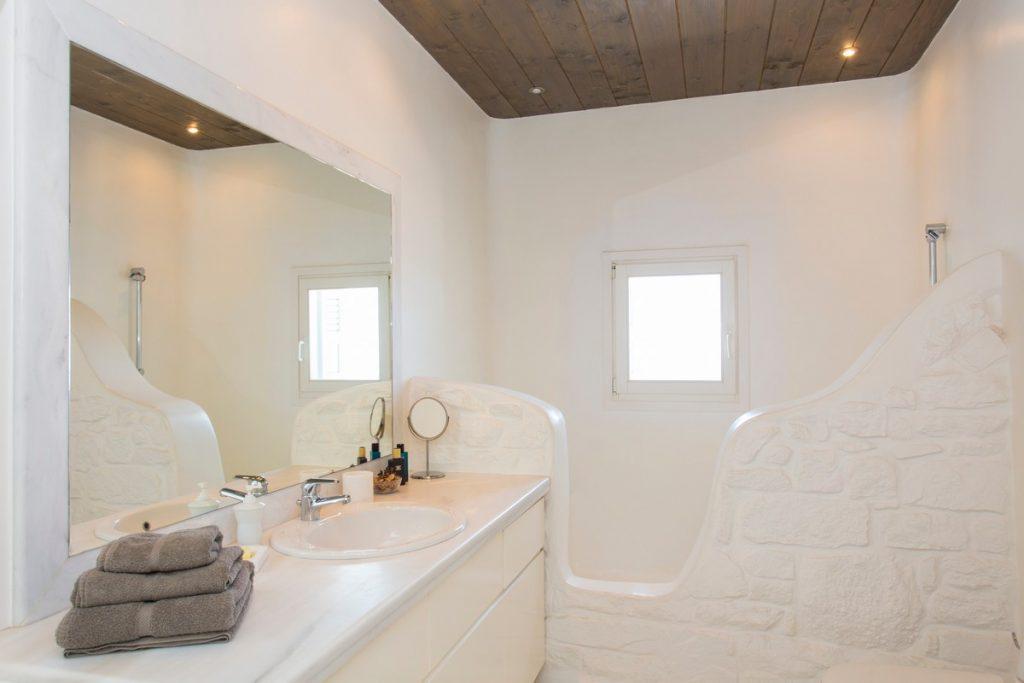 spacious tub with decorative white stones