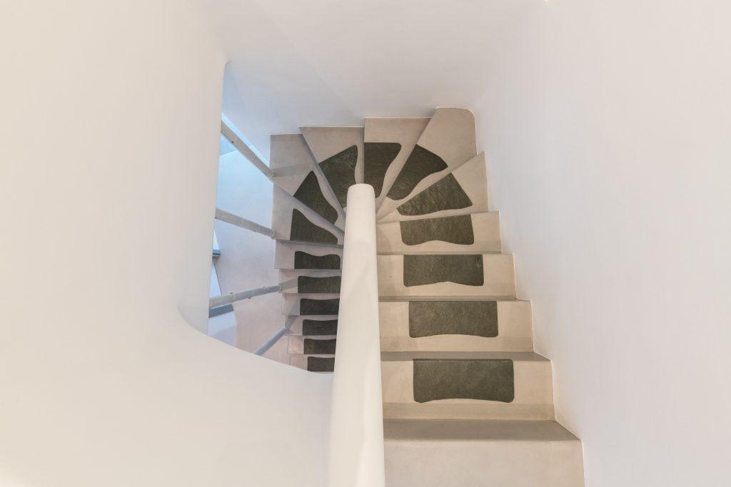 staircase with brown details harmonized with the white walls