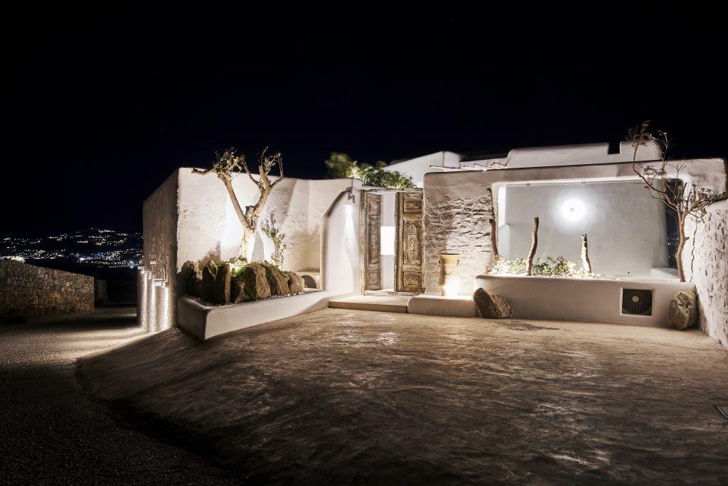 night view of the villa lit by lamps that contribute to the beauty