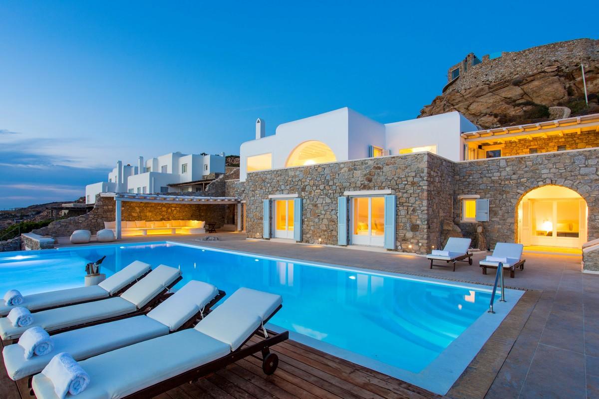 Pool and a villa on the coast of Mykonos